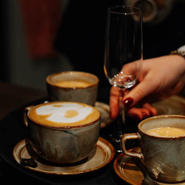 Drie cappuccino's in grijs aardewerk op tafel bij Brasserie Jacob van Bijstervelt.
